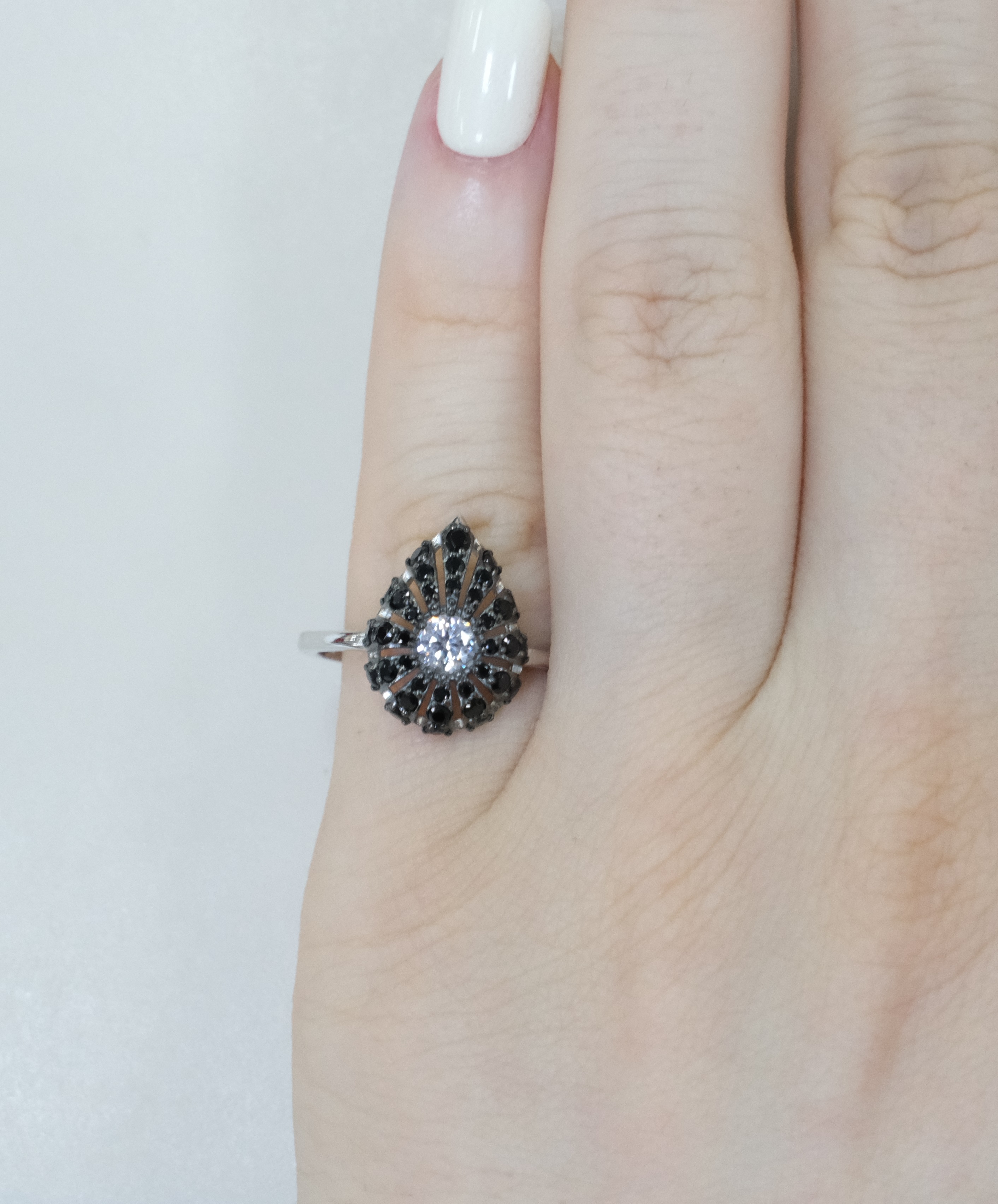 Серебряное кольцо с фианитом и шпинелью